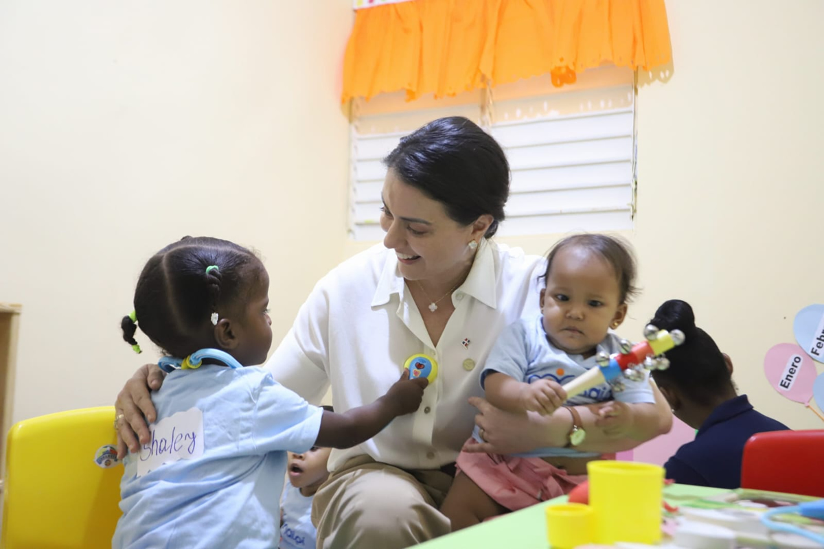 Yanett Rodríguez, subdirectora de Gestión Institucional, comparte en una de las aulas del Centro