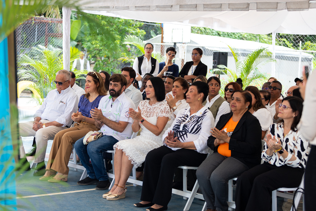 Raquel Arbaje, primera dama, junto a Besaida Santana, directora del INAIPI, en la inauguración el CAIPI La Merced 