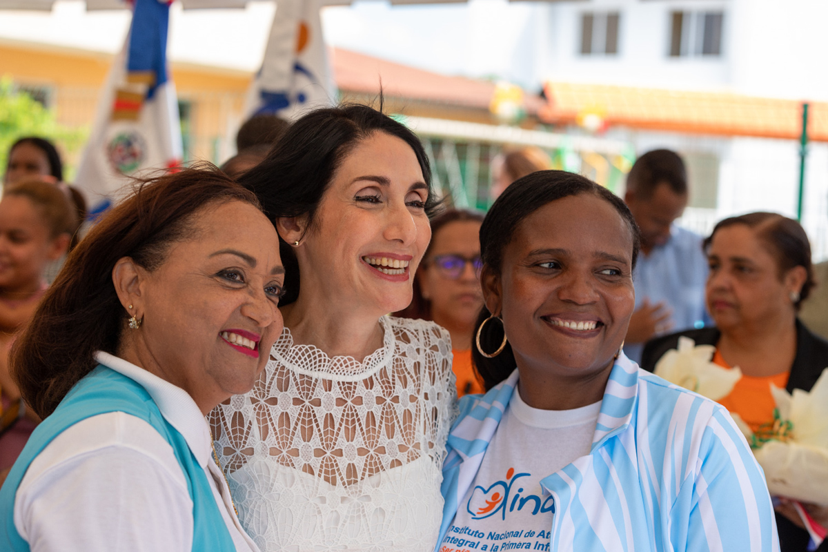 Raquel Arbaje, primera dama, junto a colaboradoras del INAIPI