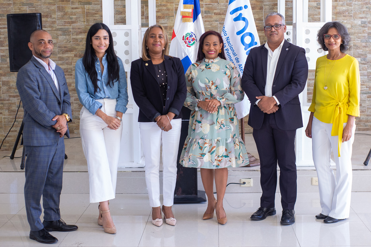 Harolin Almonte, subdirectora de Relacionamiento Interinstitucional, en el centro encabeza encuentro