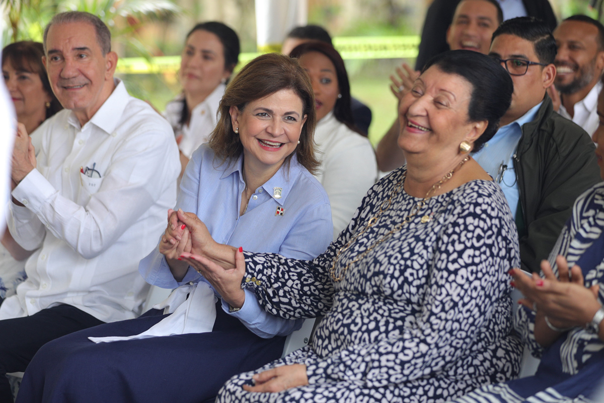 Raquel Peña, vicepresidenta de la República, junto a Besaida Manola Santana, directora ejecutiva del INAIPI y Franklin García Fermín, ministro de la MESCYT