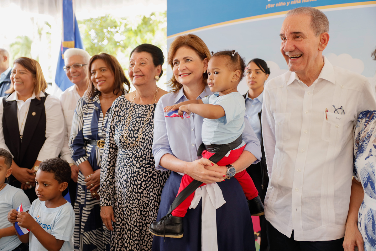 Raquel Peña, vicepresidenta de la República, junto a Besaida Manola Santana, directora ejecutiva del INAIPI y Franklin García Fermín, ministro de la MESCYT 