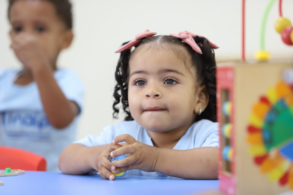 Niña en el Centro aperturado