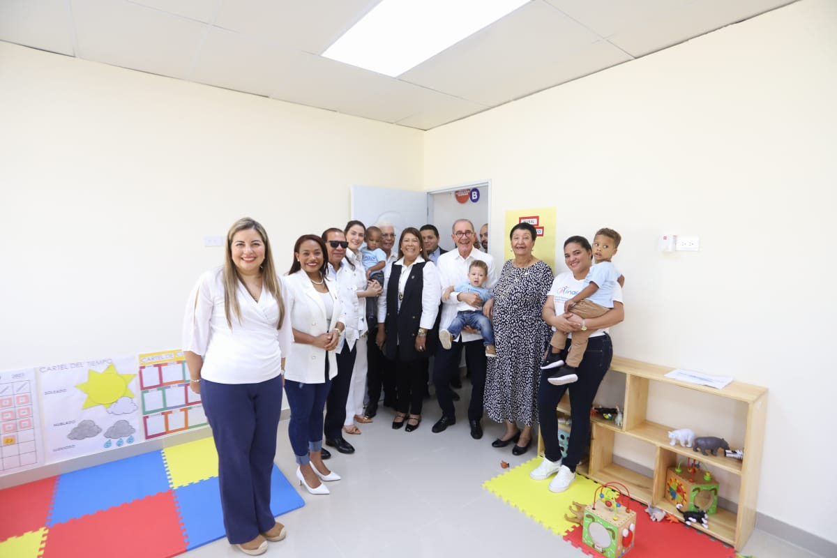 Besaida Manola Santana, directora ejecutiva del INAIPI, junto a personalidades  asistentes en una de las aulas del Centro