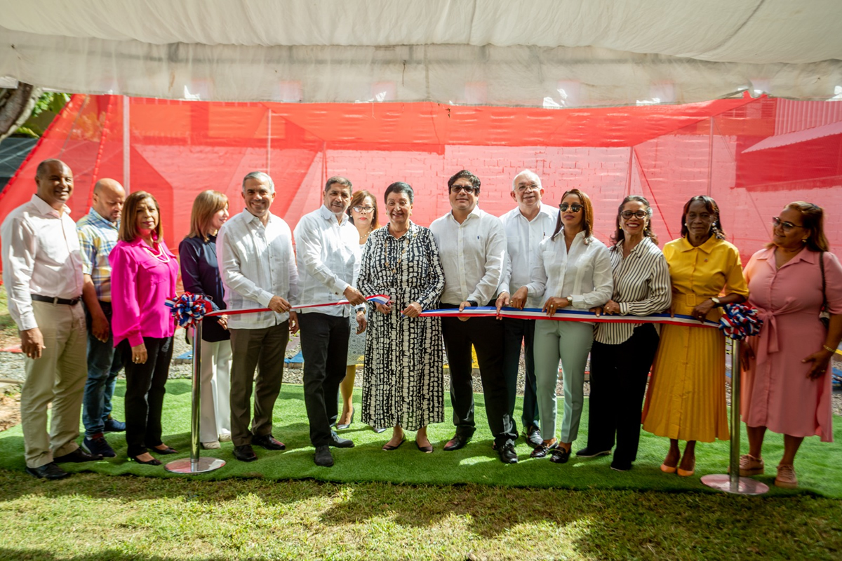 Besaida Manola Santana; directora ejecutiva del INAIPI, corta cinta junto a  Rodrigo Castañeda; representante de la FAO en el país y Limber Cruz, titular del Ministerio de Agricultura