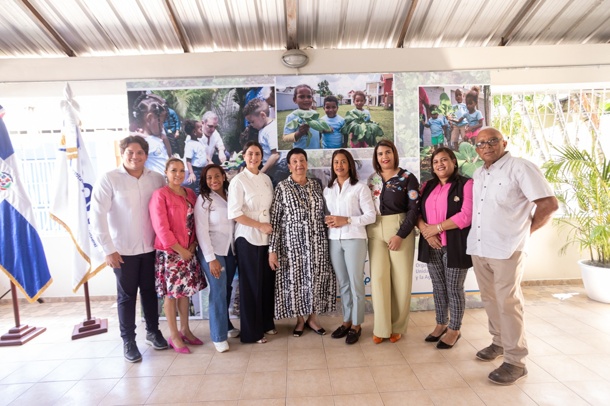 Besaida Manola Santana, directora ejecutiva del INAIPI, junto a las subdirectoras del INAIPI