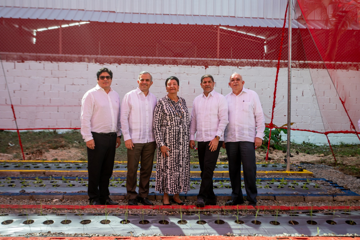 Besaida Manola Santana; directora ejecutiva del INAIPI, junto a Rodrigo Castañeda; representante de la FAO;Limber Cruz, titular del Ministerio de Agricultura; Iván Hernández, director del INESPRE y Fernando Durán, administrador del banco Agrícola 