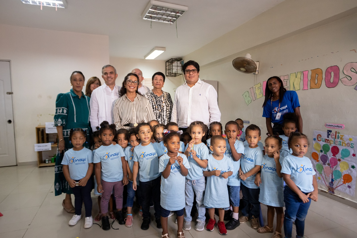 Besaida Manola Santana, directora ejecutiva del INAIPI junto a personalidades recorren aulas