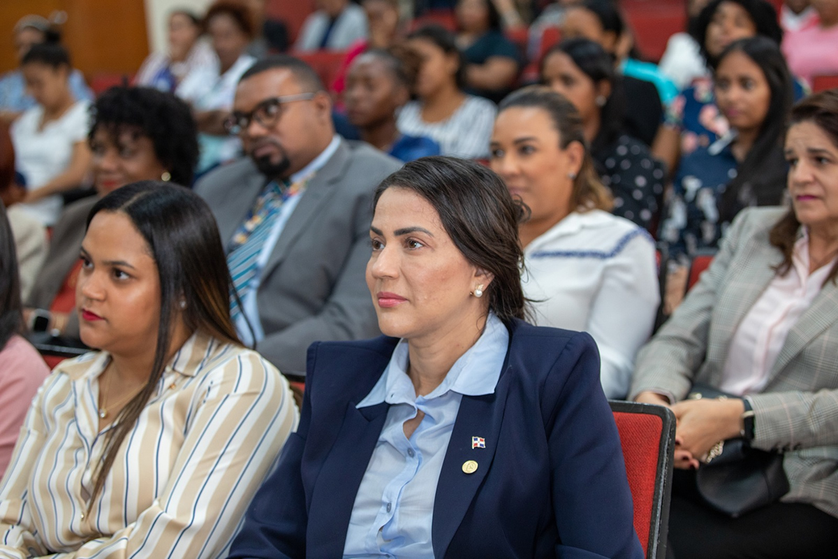Yanett Rodríguez, subdirectora de Gestión Institucional, junto a colaboradores del INAIPI