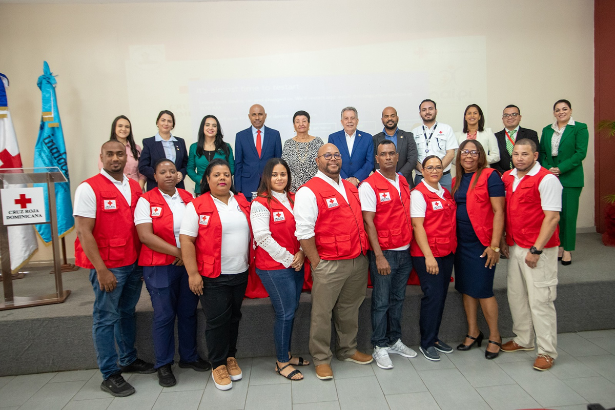 Besaida Manola Santana de Báez, directora ejecutiva del INAIPI, junto a personalidades del INAFOCAM y la Cruz Roja 