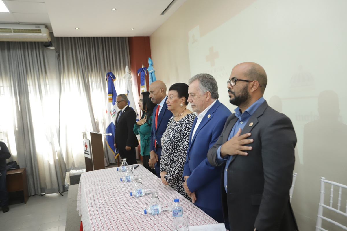 Besaida Manola Santana de Báez junto a  Miguel Sanz Flores, presidente nacional de la Cruz Roja Dominicana y Doctor Blaurio Alcántara, director General de la Cuz Roja Dominicana