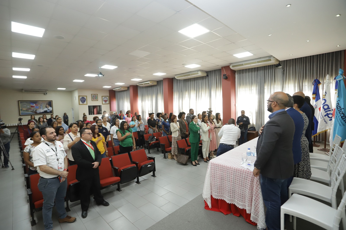 Personalidades asistentes en la apertura al Curso Intensivo en Primeros Auxilios Pediátricos