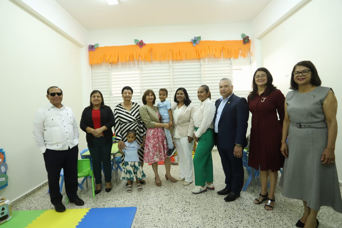 Besaida Manola Santana, directora ejecutiva del INAIPI, junto a personalidades en una de la aulas del Centro