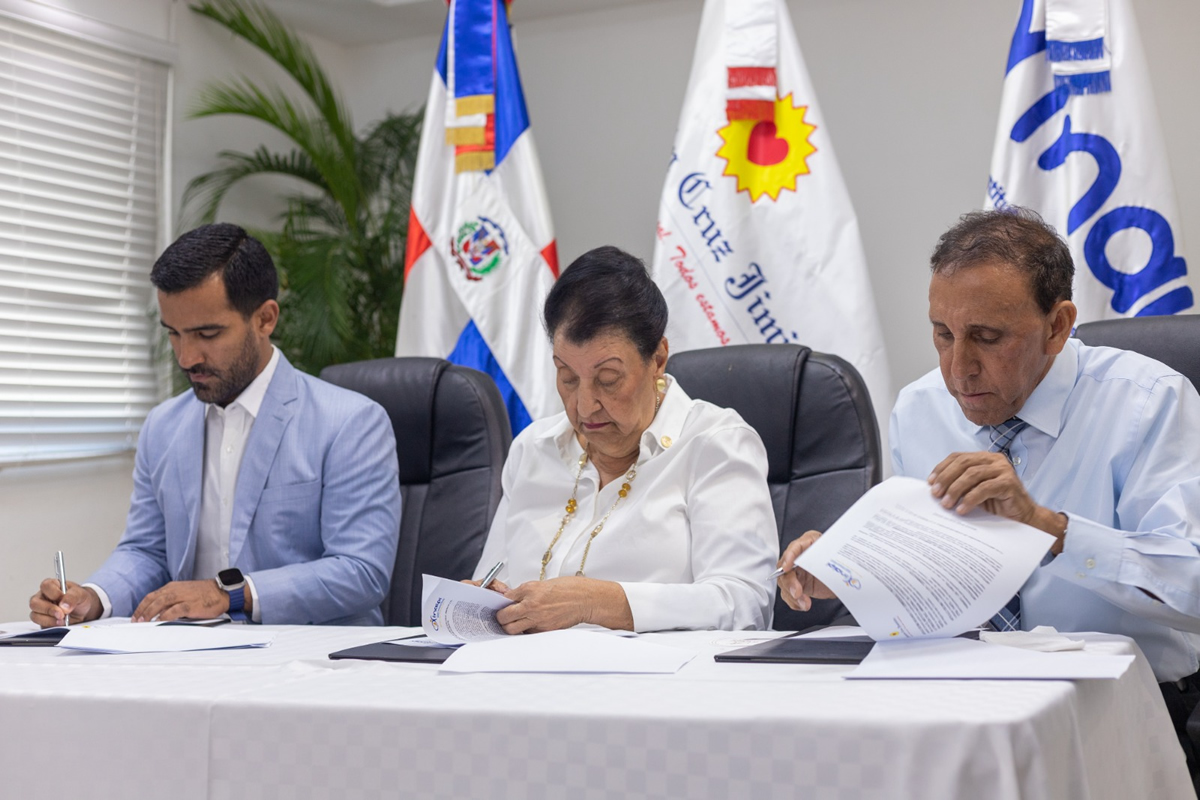 Besaida Santana, directora del Inaipi, doctor Félix Antonio Cruz Jiminián y su hijo doctor Luis Antonio Cruz firman acuerdo 