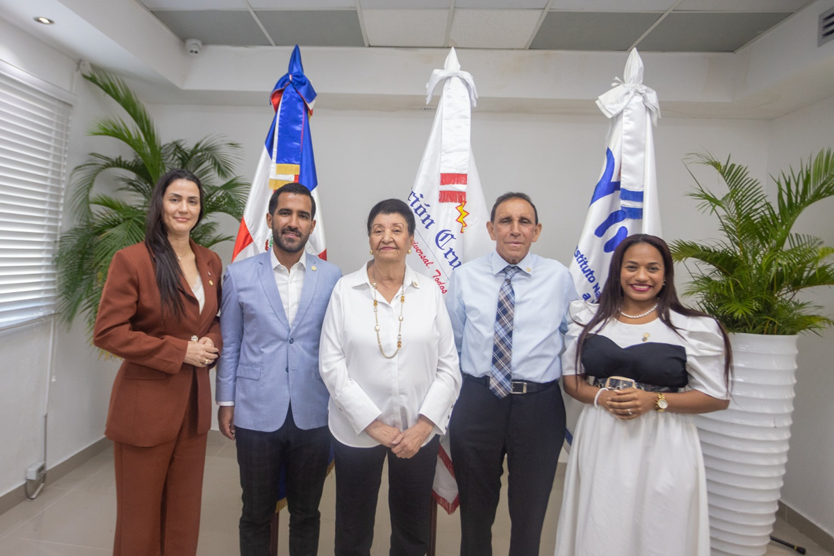 Besaida Santana, directora del Inaipi, el doctor Cruz Jiminián y su hijo el doctor Luis Antonio Cruz Camacho, junto a las Subdirectoras del INAIPI