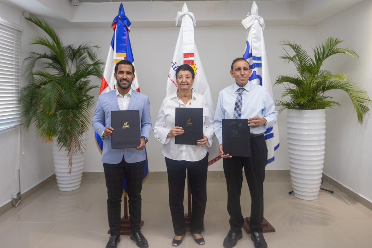 Besaida Santana, directora del Inaipi, doctor Félix Antonio Cruz Jiminián y su hijo doctor Luis Antonio Cruz muestran acuerdo