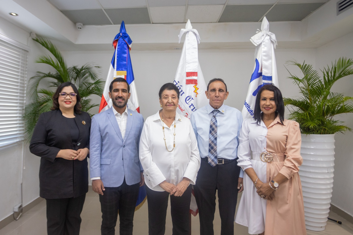 Besaida Santana, directora del Inaipi, junto a el doctor Cruz Jiminián y su hijo el doctor Luis Antonio Cruz Camacho 