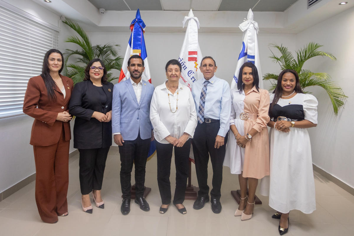 Besaida Santana, directora del Inaipi, el doctor Cruz Jiminián y su hijo el doctor Luis Antonio Cruz Camacho, junto a personalidades de ambas instituciones