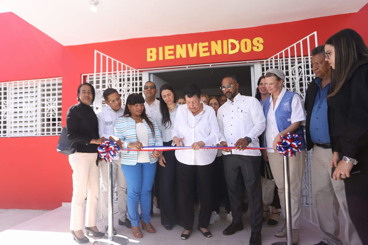 Besaida Santana, directora ejecutiva del INAIPI, junto a Inka Mattila, representante del PNUD, inauguran nuevo Centro