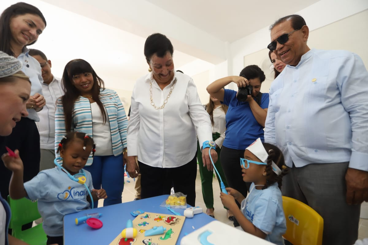 Besaida Santana recorre aulas del nuevo Centro
