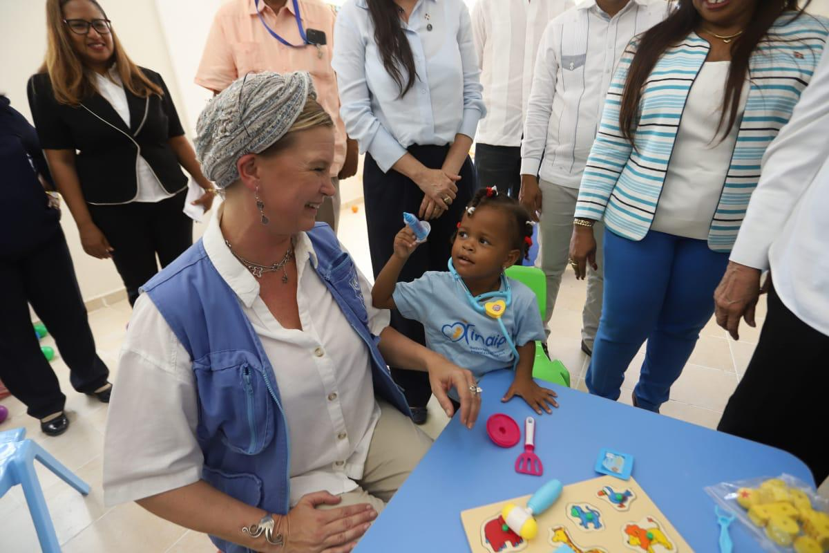  Inka Mattila, representante del PNUD, comparte con niña en el Centro