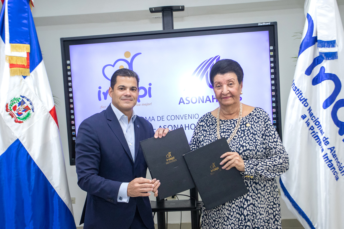 David Llibre, presidente de ASONAHORES y Besaida Manola Santana, directora ejecutiva del INAIPI, en la firma del acuerdo