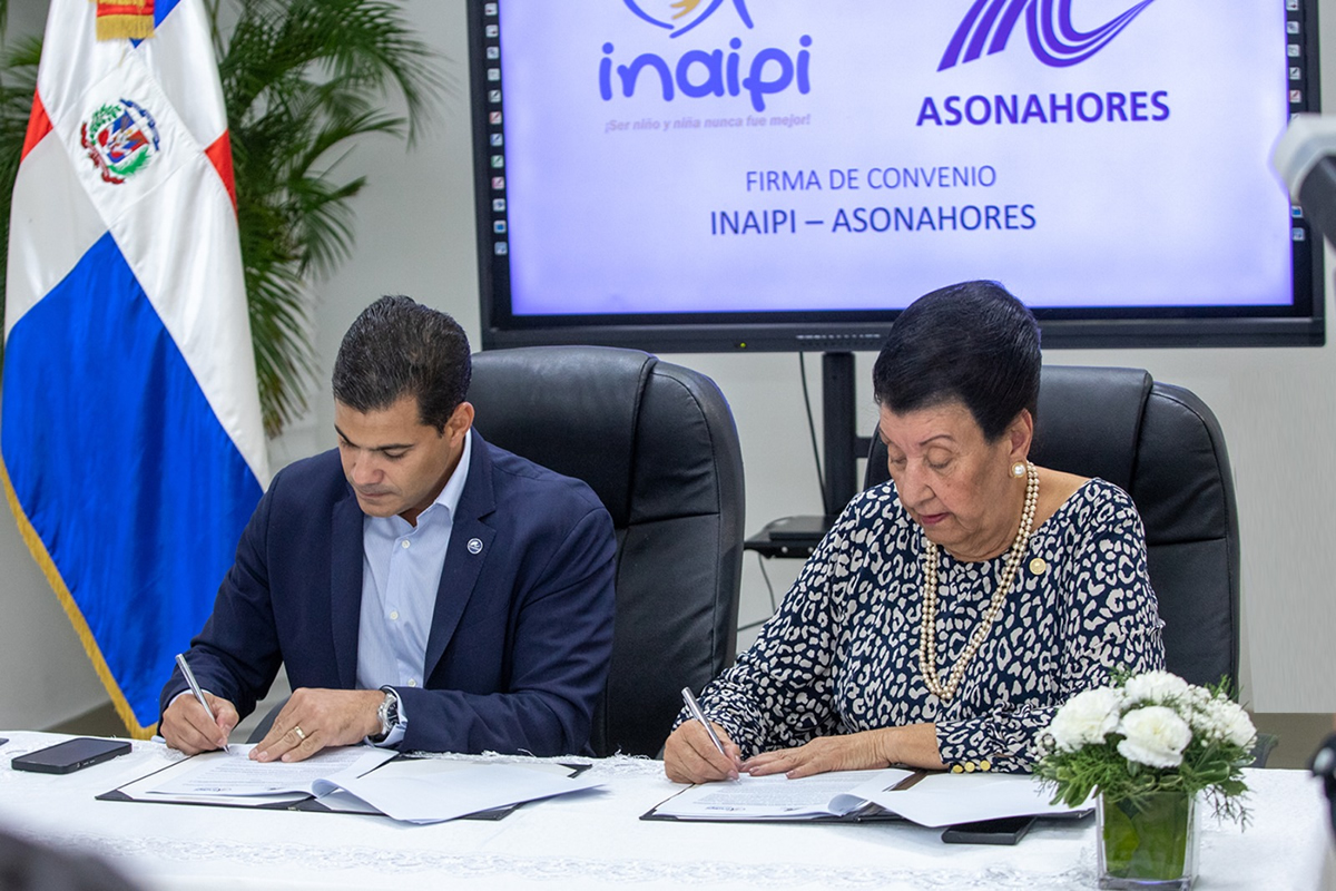 David Llibre, presidente de ASONAHORES y Besaida Manola Santana, directora ejecutiva del INAIPI, en la firma del acuerdo