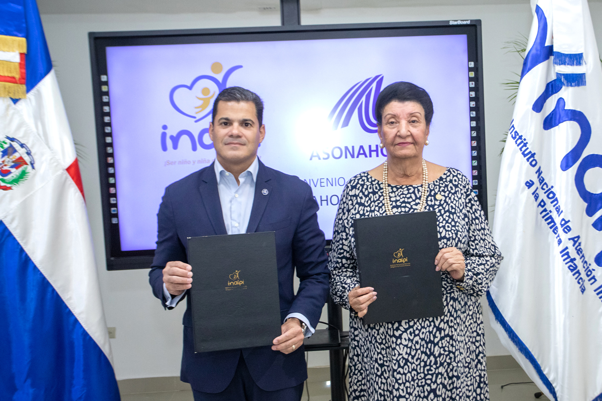 David Llibre, presidente de ASONAHORES y Besaida Manola Santana, directora ejecutiva del INAIPI, en la firma del acuerdo