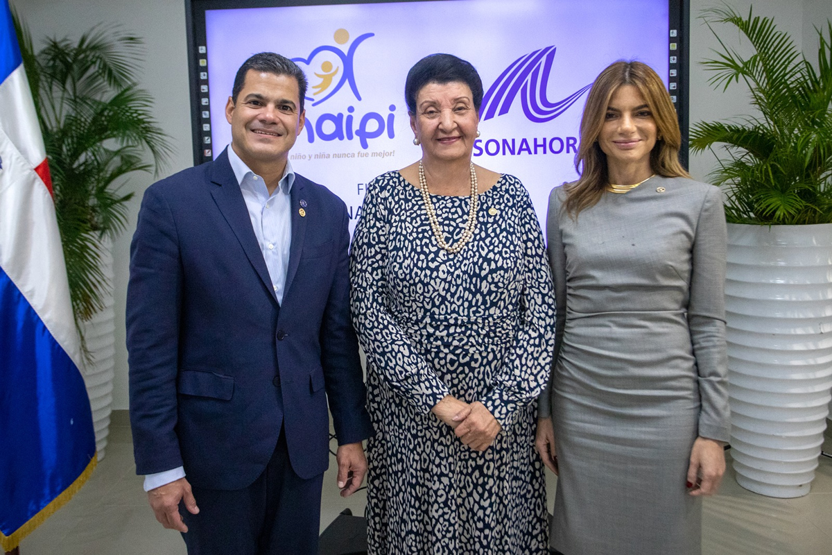 David Llibre, presidente de ASONAHORES, Besaida Manola Santana, directora ejecutiva del INAIPI y Paola Rainieri, VP de Comunicaciones de Grupo Punta Cana