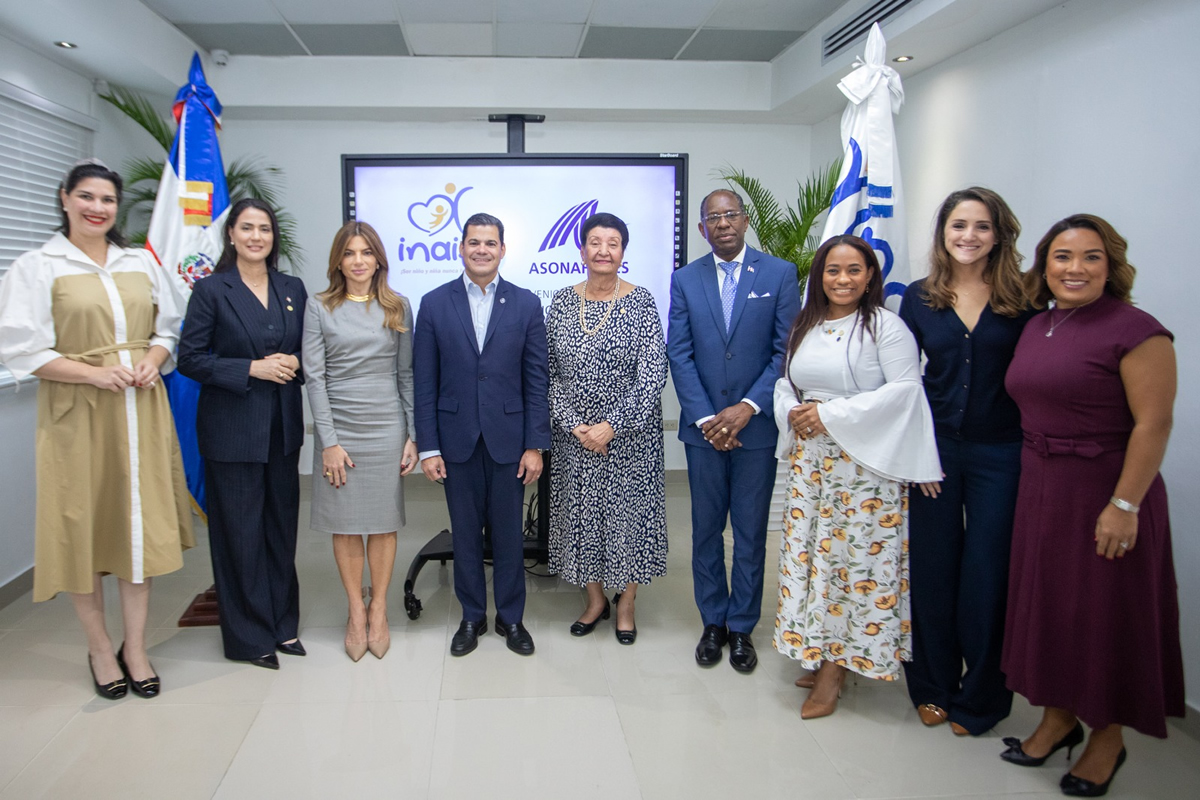 David Llibre y Besaida Manola Santana, junto a personalidades de ambas instituciones