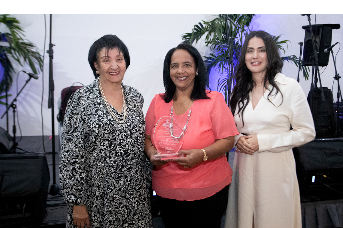 Colaboradora del INAIPI recibe certificado 