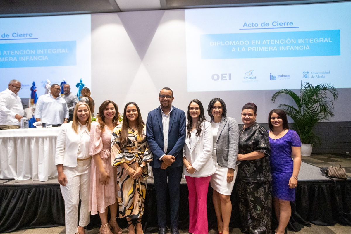 Colaboradores del INAIPI que participaron en el acto de entrega de certificados