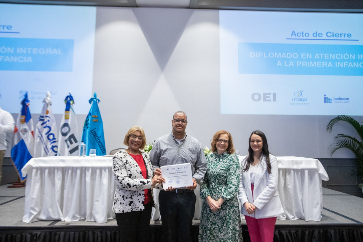 Colaborador del INAIPI recibe certificado 