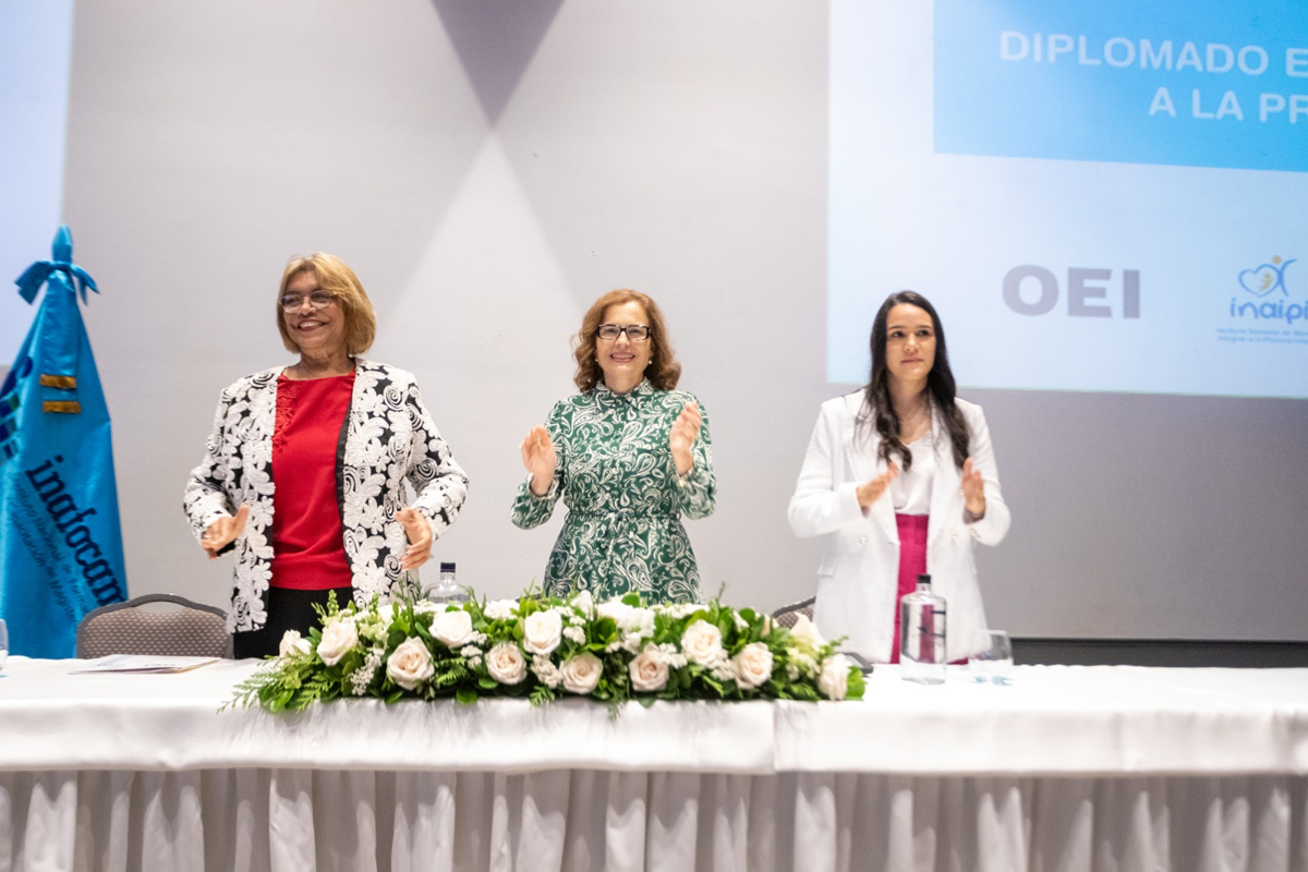 Massiel Payano, encargada del departamento de Fortalecimiento de Competencias,  Analía Rosoli, jefa de Cooperación en Educación y Cultura (OEI) y Bélgica Ramírez, encargada del departamento de Formación Inicial, encabezan acto  