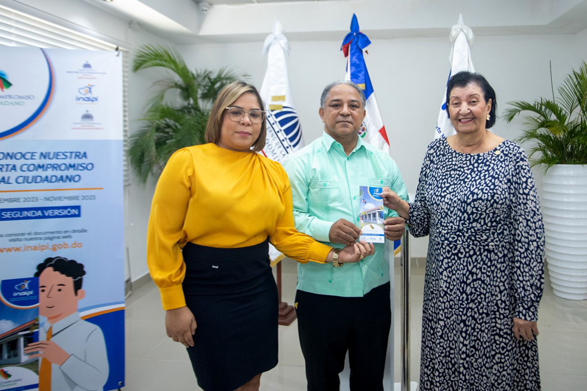 Sheyla Castillo, viceministra de Servicios Públicos del Ministerio de Administración Pública (MAP) y Besaida Manola Santana, directora ejecutiva del INAIPI en la segunda versión de la Carta Compromiso al Ciudadano 