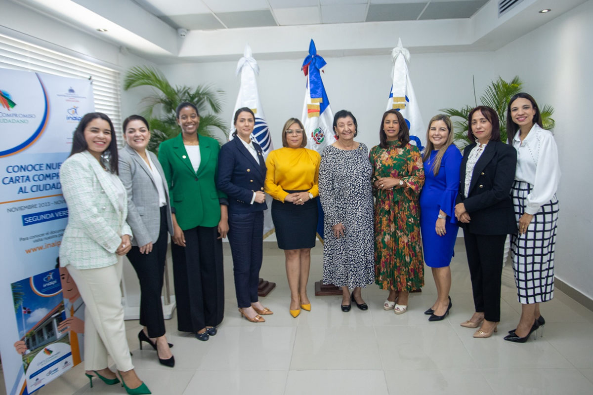 Besaida Manola Santana, directora ejecutiva del INAIPI junto a Sheyla Castillo del MAP y colaboradores del INAIPI 