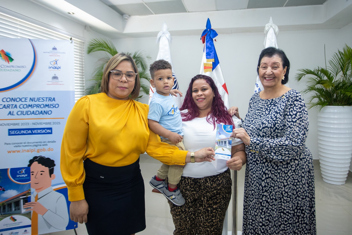 Sheyla Castillo, viceministra de Servicios Públicos del Ministerio de Administración Pública (MAP) y Besaida Manola Santana, directora ejecutiva del INAIPI en la segunda versión de la Carta Compromiso al Ciudadano 