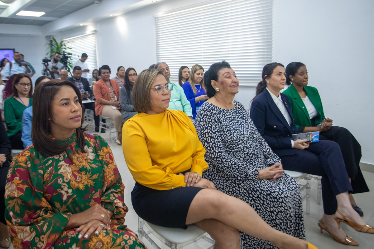 Besaida Manola Santana, directora ejecutiva del INAIPI, junto a participantes del acto