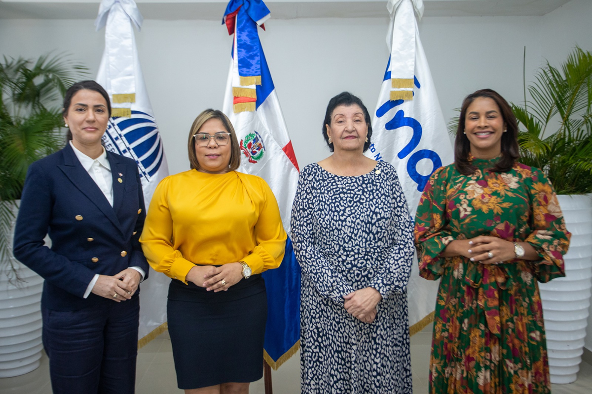 Sheyla Castillo, viceministra de Servicios Públicos del Ministerio de Administración Pública (MAP) y Besaida Manola Santana, directora ejecutiva del INAIPI junto a las subdirectoras de Gestión Institucional y  Gestión Operativa y Territorial del INAIPI