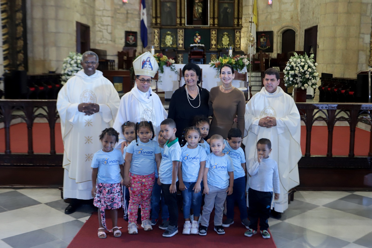 Besaida Santana, directora ejecutiva del INAIPI acompañada por Raquel Arbaje, primera dama de republica, Monseñor Santiago Rodríguez, Nelson Clark, Fray Arístides Jiménez junto a niños que reciben los servicios del INAIPI