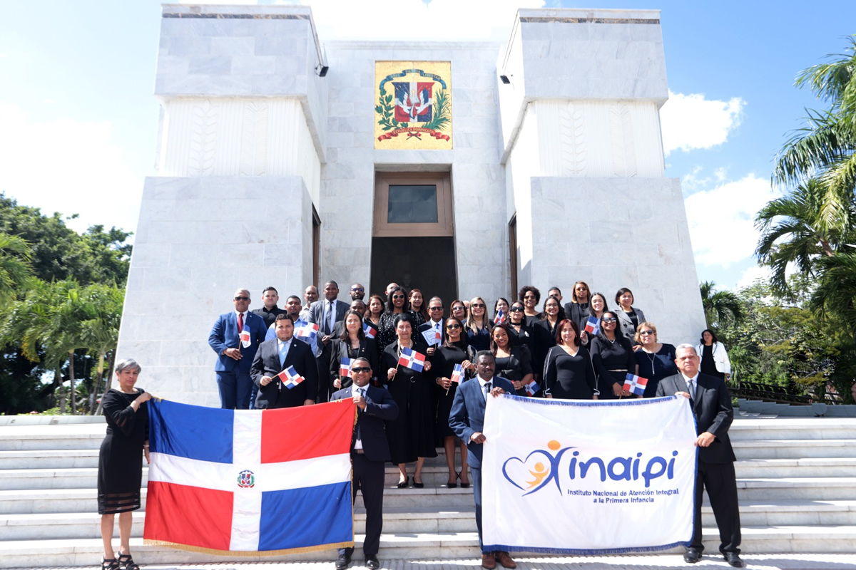 comitiva encabezada por la directora ejecutiva del INAIPI en el Altar de la Patria 
