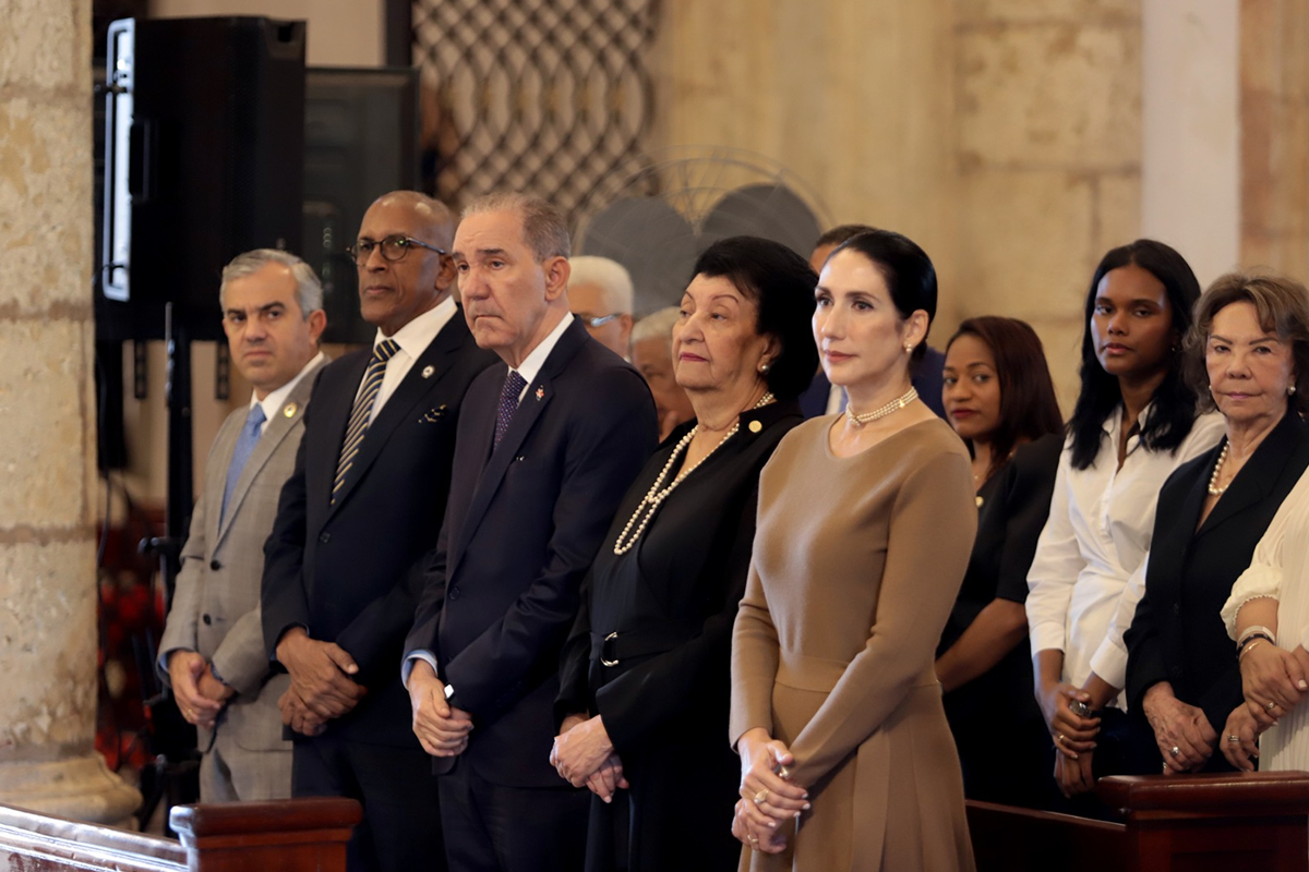 Besaida Santana, directora ejecutiva del INAIPI acompañada por Raquel Arbaje, primera dama de republica junto a funcionarios de diferentes instituciones gubernamentales