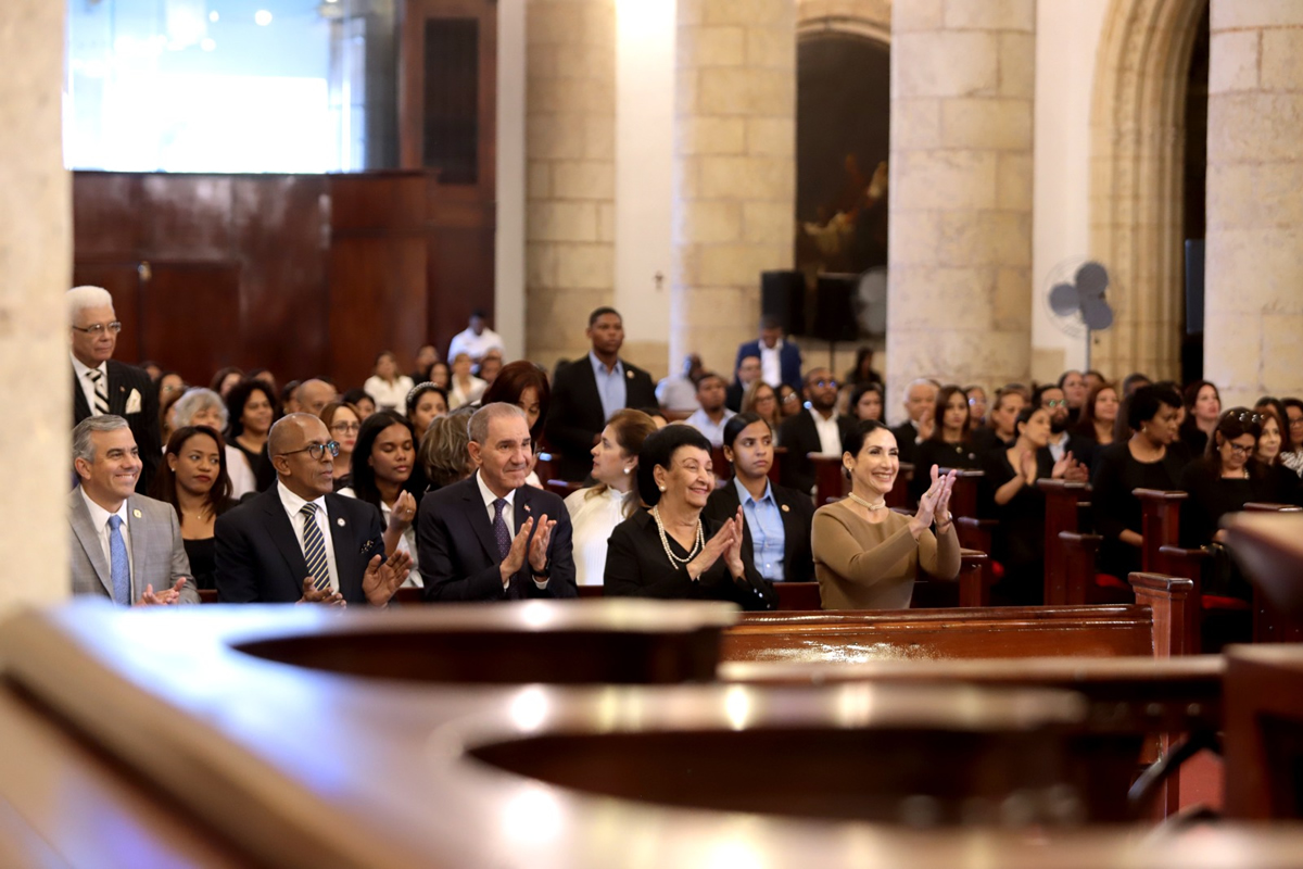 Personalidades asistentes en la Eucaristia
