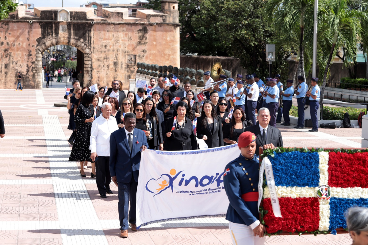 comitiva encabezada por la directora ejecutiva del INAIPI en el Altar de la Patria 
