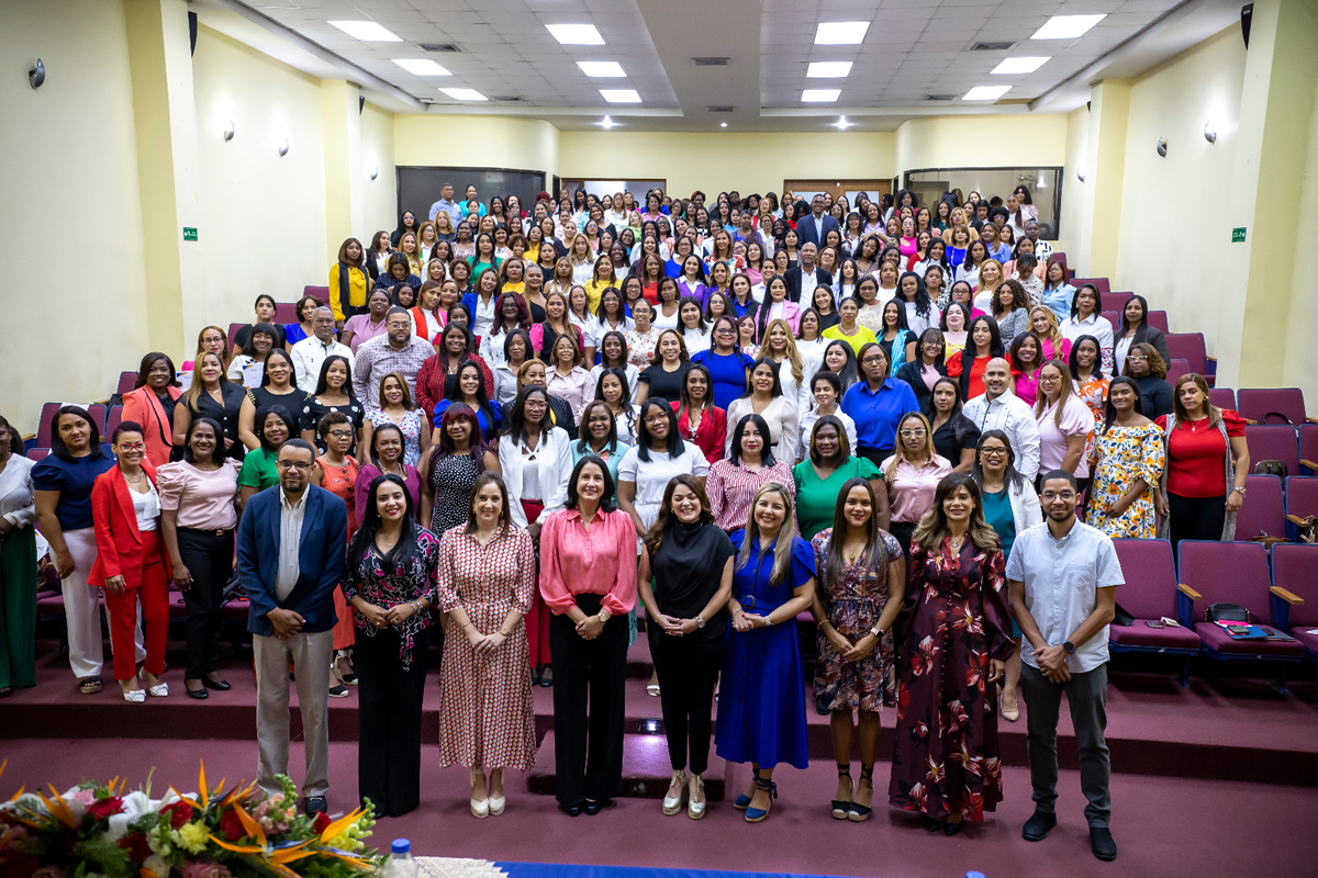 Massiel Payano, encargada del departamento de Fortalecimiento de Competencias para la Atención del INAIPI, junto a los directivos de la OEI, INAFOCAM y los colaboradores capacitados