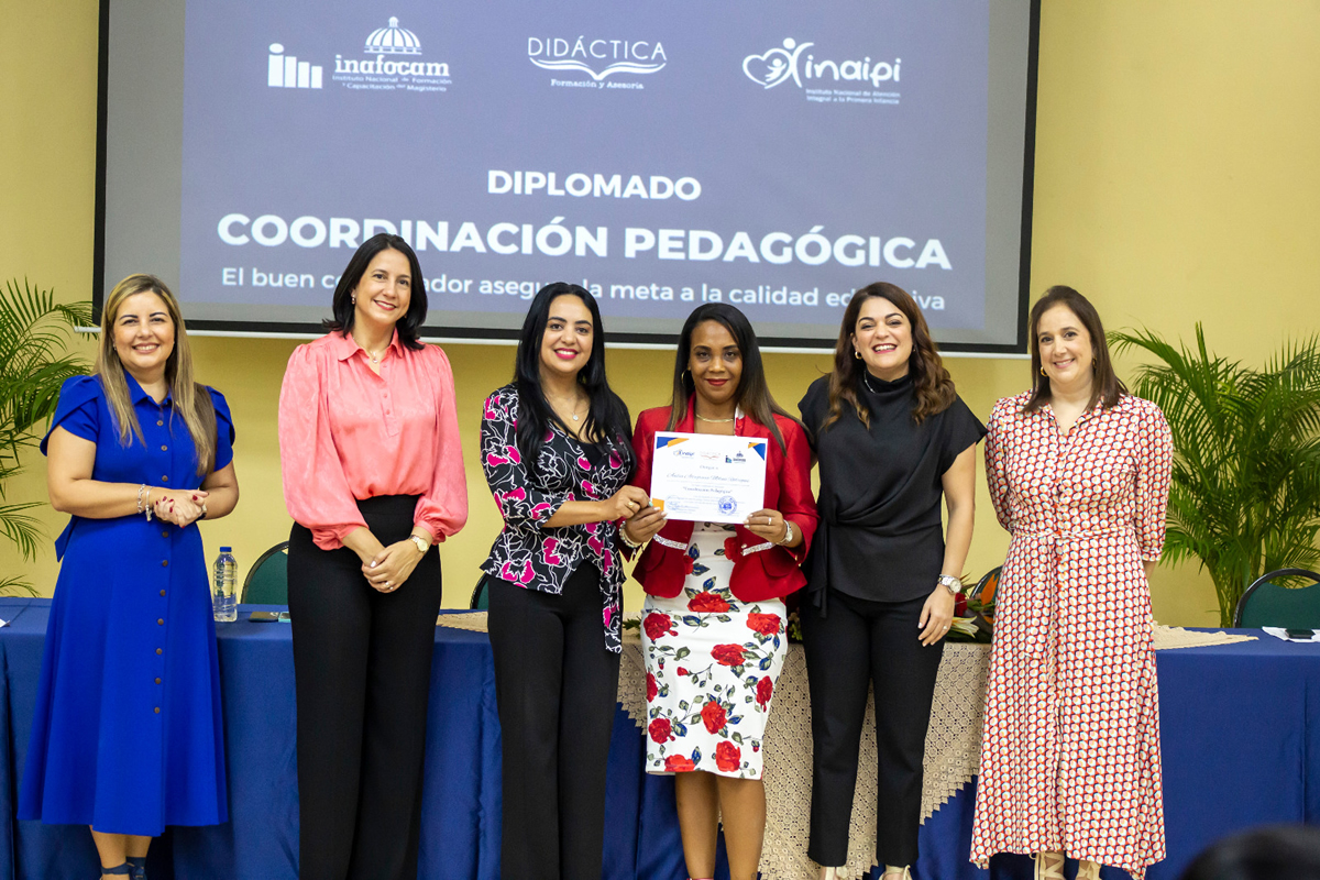 Colaboradora recibe certificado 
