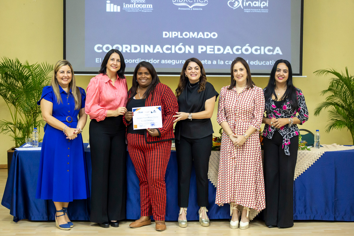 Colaboradora recibe certificado