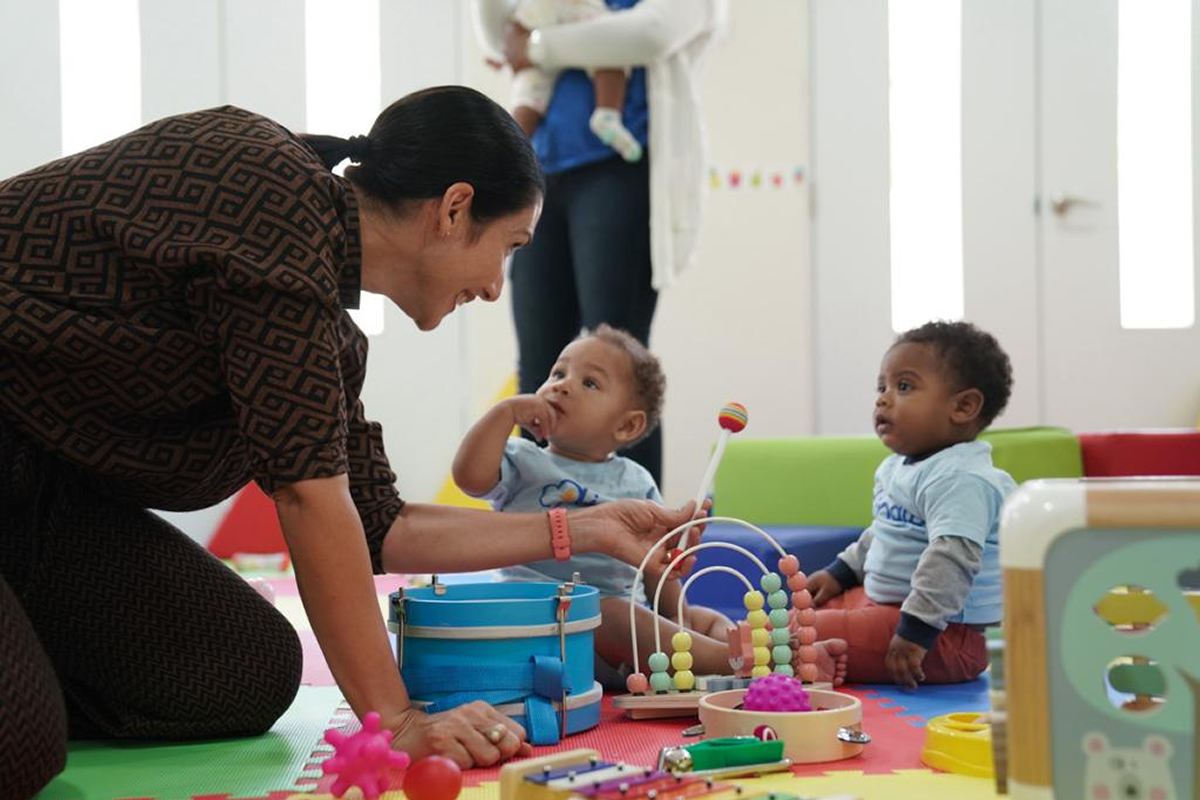 Raquel Arbaje, primera dama y presidenta honorífica del Gabinete de Niñez y Adolescencia, comparte con niños en una de las aulas