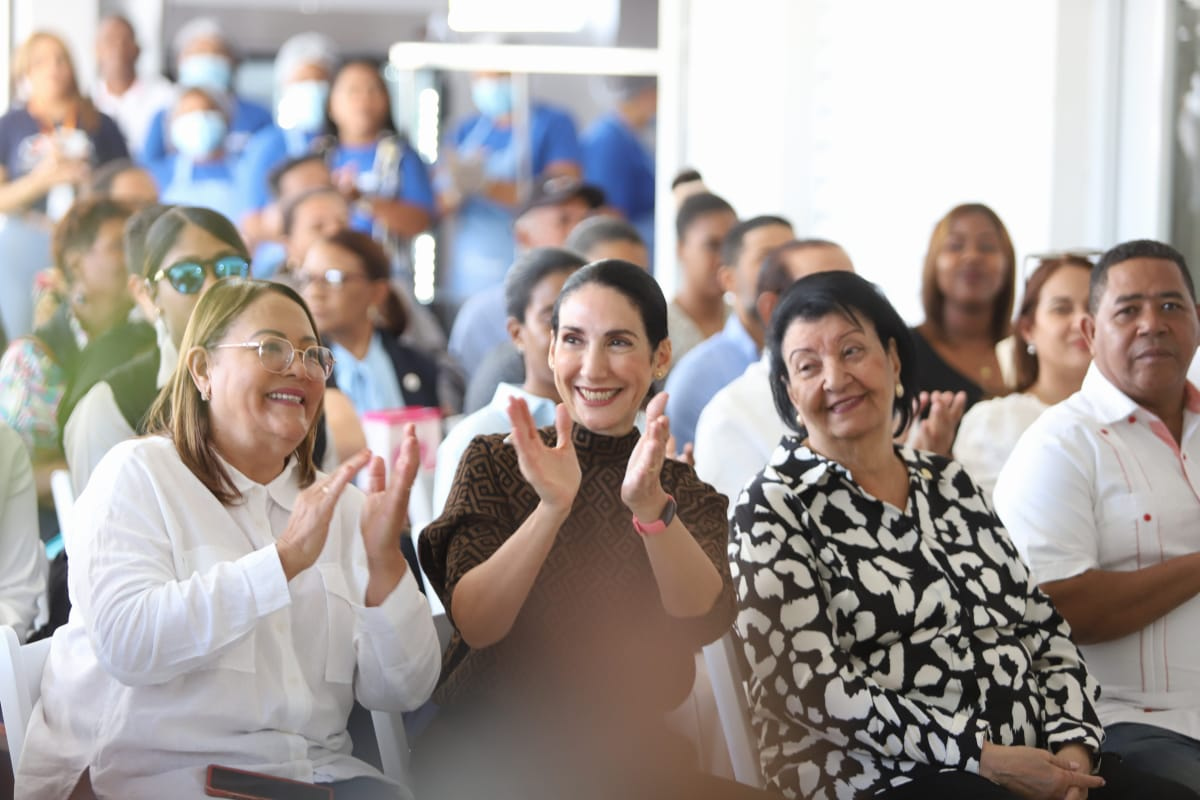 Raquel Arbaje, primera dama junto a Besaida Manola Santana, directora ejecutiva del INAIPI y Elvira Corporán, gobernadora de San Juan
