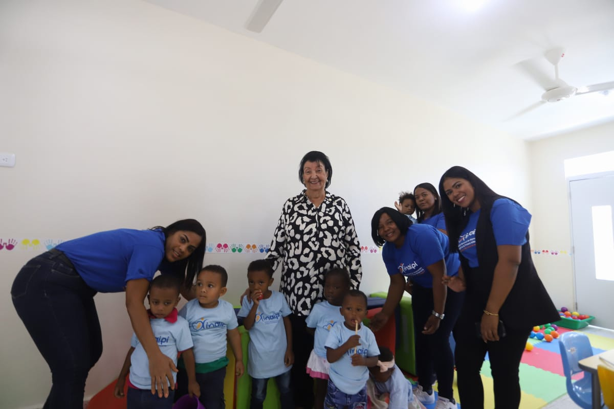 Besaida Manola Santana, directora ejecutiva del INAIPI, comparte con colaboradoras y niños en el nuevo CAIPI
